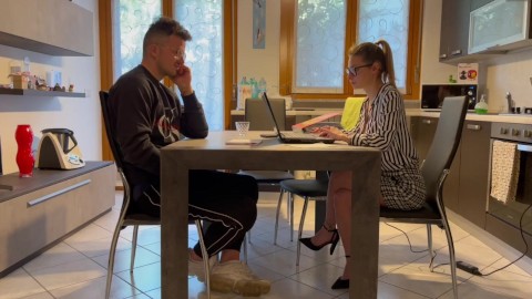 Annika, konsülente seksi viene scopata nel suo ufficio dal cliente Tommy. İtalyan diyaloğu. İtalya