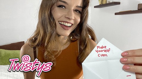 Küçük Göğüslü Esmer Güzeli Vanessa Vega Körpecik Amcığıyla Oynuyor