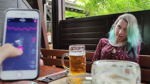 Barda, Üvey kız kardeşimin uzaktan orgazm kontrolünü yapıyorum