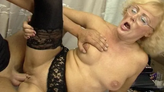 seksi anneanne haydi ona göt olmak sikildi ve uçları yukarı pissing için bizi