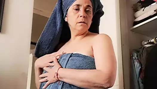 kocamın oğlu hediyesini yatak odamda bekliyor