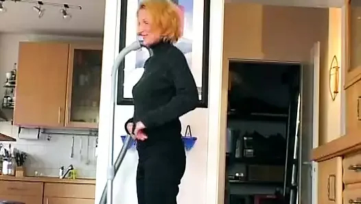 büyük memeli Alman ev hanımı yakışıklı komşusu tarafından beceriliyor