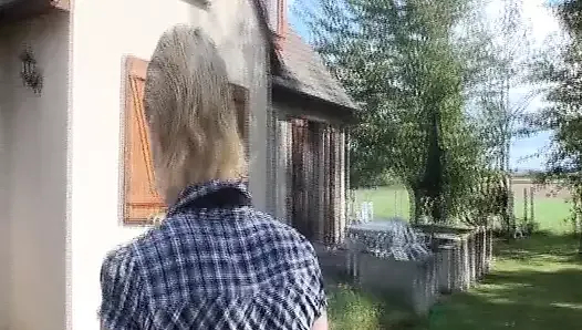Sarışın Fransız domina pegs ona adam sonra o sikildi bir ateşli esmer orospu