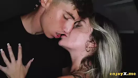 Azgın sarışın süperstar Tatiana Alvarez emiyor ve 4k pornoda Brady Bud'ın şişman aletini sikiyor!