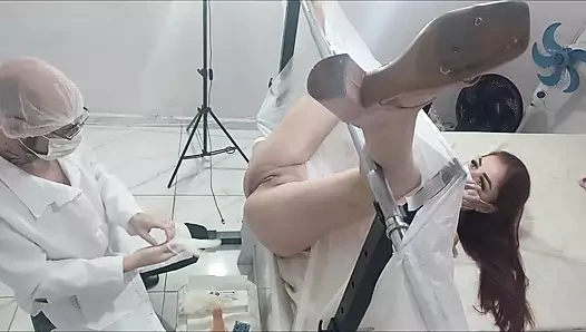 Jinekolog Genç Kadını Muayene Etmek için Anestezik Jel Kullandı