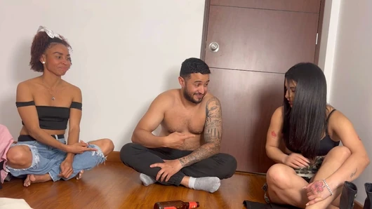 Amelia, Emma ve Lucas Şişeyi çevirerek Striptiz oynuyorlar