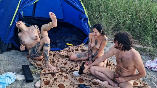 İki Hippiyle Şişe Çevirmecenin Sonu, Plajda Grup Sekse Dönüşüyor