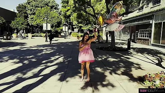 Teenfidelity - kaia martin ve genç sıkı amcığının onu doldurmak için büyük bir yarağa ihtiyacı var!