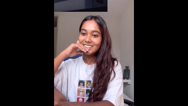 Petite Indian miaz, Amanee'ye tepki gösterdi.