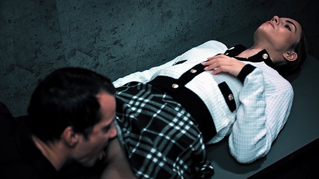 Seks Kaçış Odası - Kızıl Saçlı Kadın Zamanı Durdurma ve Dondurma Fetiş Pornosunda Bebek Gibi Kullanılıyor
