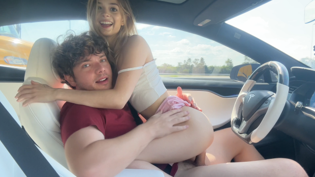 Seksi Minyon Sarışın Üvey Kız Kardeş Otonom Araçta Çılgınlar Gibi Sevişiyor - Molly Little - Luke Cooper