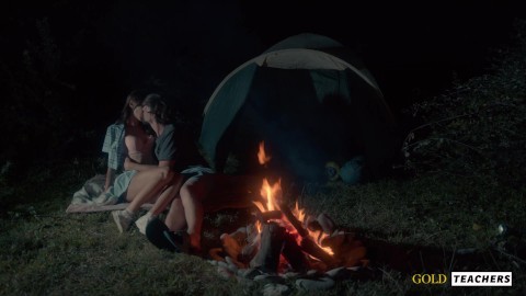 Amerikalı kız öğrenci ile gece kamp ateşinde romantik seks yapıyor