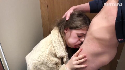 Soyunma Odasında Gırtlağa Kadar Oral Seks
