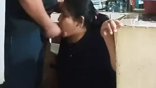 Bulaşıkları Yıkayan Çalışanımızı Sikerken Neredeyse Eşim Farkediyordu