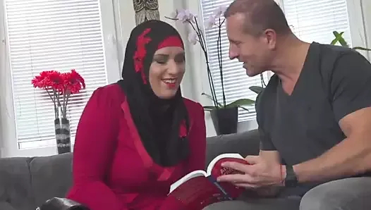 minnettar ve seksi arap ev hanımı kemikli kalçaları ayrılana kadar sikildi