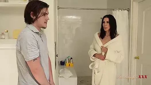 auntjudysxxx - büyük memeli olgun üvey teyze shay manzaraları üvey yeğenini duşta izlerken yakalar