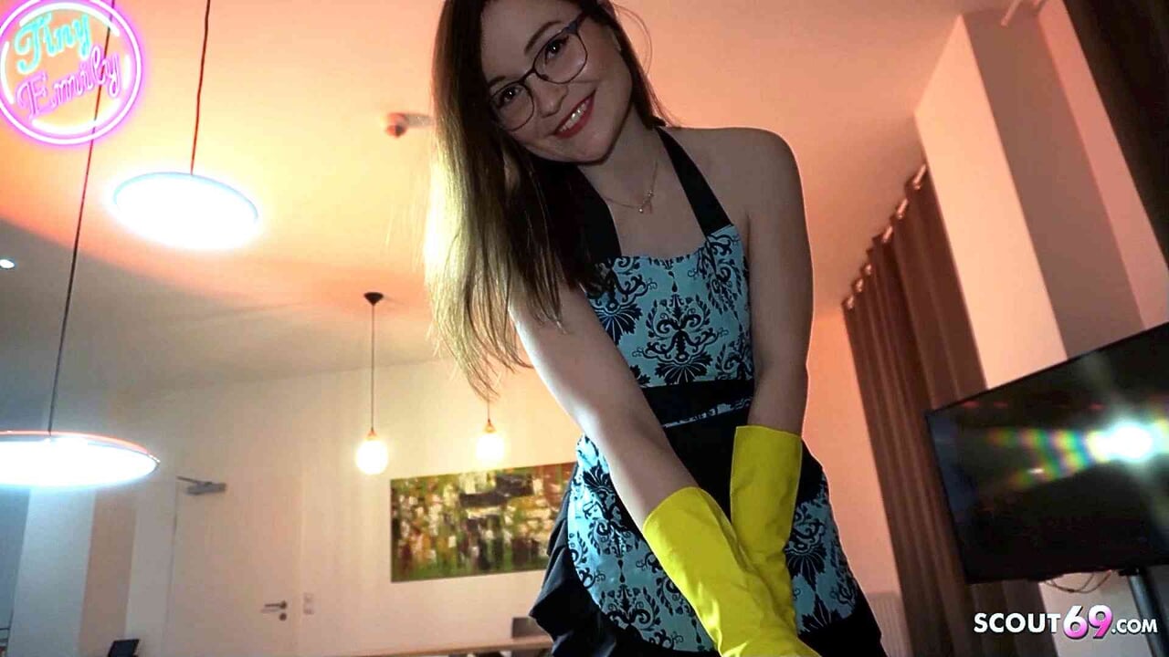 minyon Alman genç hizmetçi tinyemily ayartmak için pov Creampie sikişmek tarafından ona patron zaman eş olduğunu uzakta