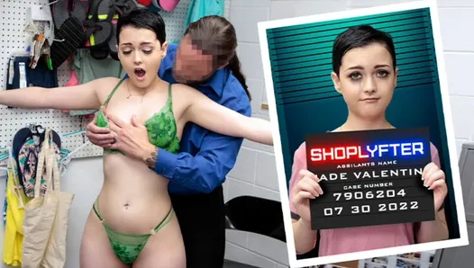 Shoplyfter - Muhafazakar Kız Yeşim Valentine Mastürbasyon yapmak için dildo Çalarak kaşar Tarafını Gösterir