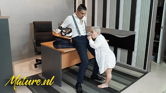 Olgun Cüce Sara Bir Havada Toyboy Cris Angelo Tarafından sikişiyor