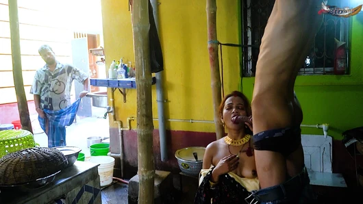 DESI MALLU BIHARI BHABHI, DIŞ MEKAN MUTFAĞINDA DEBAR'LA SEKS YAPTIĞI SIRADA KOCASI TARAFINDAN YAKALANDI TAM FİLM (HİNDİCE SESLİ)